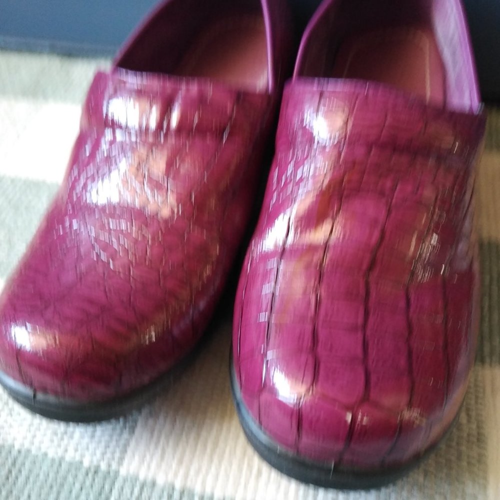 Raspberry Color Clogs - Picture 2 of 5